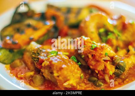 Nasci la putanesca con verdure arrostite Foto Stock