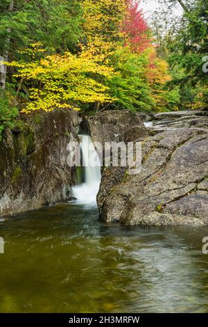 Rocky Falls e Indian Pass Brook in autunno, Essex County, AdirondackPark, New York Foto Stock