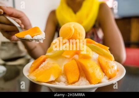 Famosi spuntini taiwanesi di mango rasato ghiaccio Foto Stock