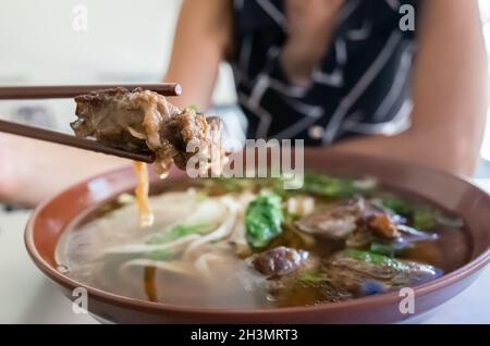 Zuppa di noodle di manzo in umido Foto Stock