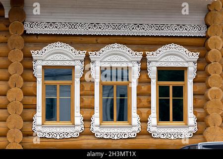 Si tratta di un frammento architettonico di casa in legno a Vologda con motivi scolpiti decorazioni finestre e cornici. Foto Stock