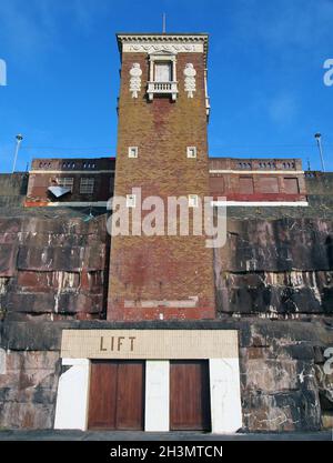 Il Cabin Lift a Blackpool North Shore Boating Pool un edificio di grado 2 costruito nel 1930 Foto Stock