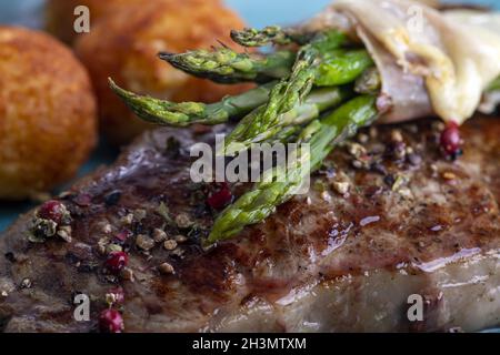 Asparagi verdi su una bistecca Foto Stock