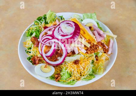 Insalata classica di cobb con uova sode, pancetta e cipolla rossa Foto Stock