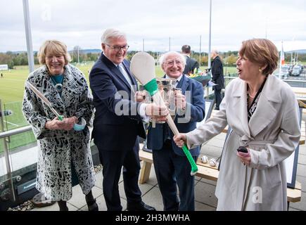 Limerick, Irlanda. 29 ottobre 2021. Il presidente federale Frank-Walter Steinmeier (2° da sinistra) e sua moglie Elke Büdenbender (r) visitano l'Università di Limerick insieme a Michael D. Higgins, presidente d'Irlanda, e sua moglie Sabina Higgins e imparano a conoscere lo sport dalle squadre di hurling dell'Università di Limerick. Il Presidente Steinmeier e sua moglie sono in visita di Stato di tre giorni in Irlanda. Credit: Bernd von Jutrczenka/dpa/Alamy Live News Foto Stock