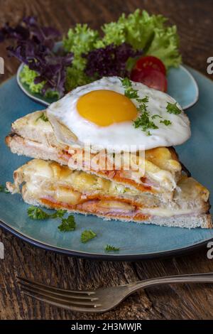 Francese Croque Monsieur su un piatto blu Foto Stock