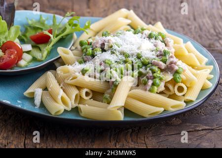 Rigatoni emiliana su legno rustico scuro Foto Stock