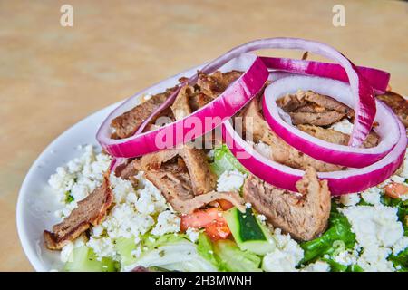 Insalata gyro greca fresca in un recipiente bianco pulito Foto Stock