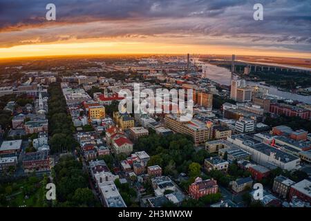 Vista aerea degli edifici densi nel centro di Savannah, Georgia al tramonto Foto Stock