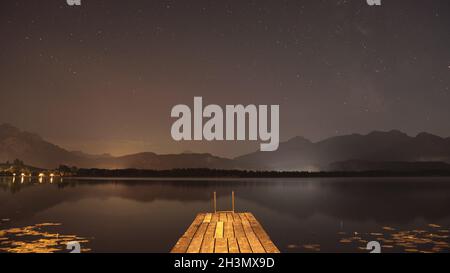 La Via Lattea si affaccia sul lago in Baviera Foto Stock