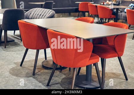 Interni del ristorante e del caffe', design di stile moderno. Piante decorative palme in un vaso, segno al neon Foto Stock