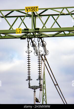 La parte del sistema di trasmissione dell'elettricità in una sottostazione elettrica. Foto Stock