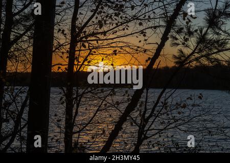 Tramonto sul Lago Nero nel Wisconsin settentrionale. Foto Stock