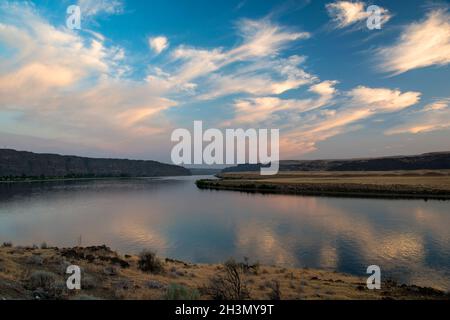 Tramonto sul fiume Columbia al Crescent Bar, Quincy, Pacific Northwest, Washington Foto Stock
