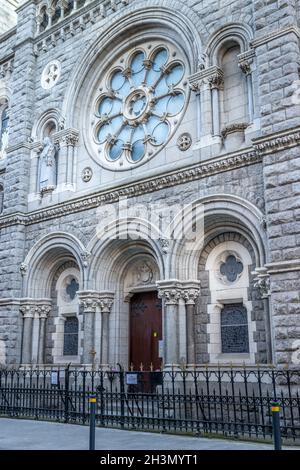 DUBLINO, IRLANDA - 16 apr 2021: Un colpo verticale della Chiesa di Santa Teresa. Dublino Irlanda Foto Stock