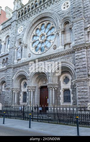 DUBLINO, IRLANDA - 16 apr 2021: Un colpo verticale della Chiesa di Santa Teresa. Dublino Irlanda Foto Stock