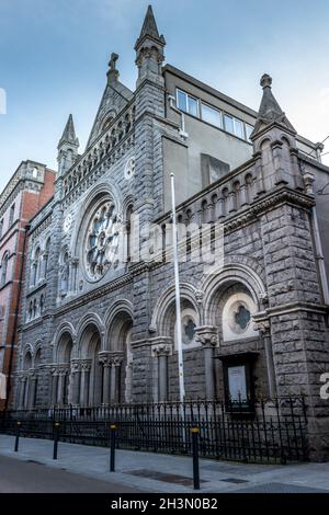 DUBLINO, IRLANDA - 16 apr 2021: Un colpo verticale della Chiesa di Santa Teresa. Dublino, Irlanda - 16 aprile 2021 Foto Stock