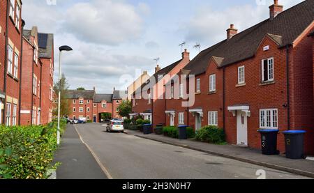 Strada di mattoni britannici moderno costruito case su piccola proprietà privata, Henley-in-Arden, Regno Unito Foto Stock