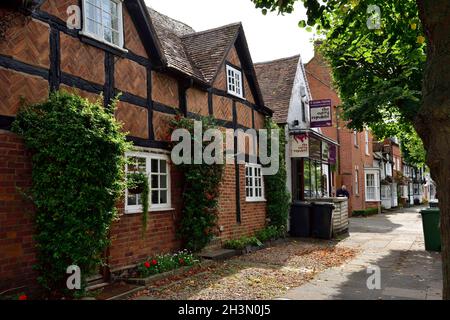 Vecchia casa tradizionale in legno di quercia incorniciata con infill di mattoni tra travi, Henley-in-Arden, Warwickshire, Regno Unito Foto Stock