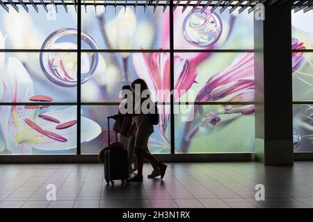 Passeggeri al Concourse B dell'aeroporto di Amsterdam Schiphol, Paesi Bassi. Foto Stock