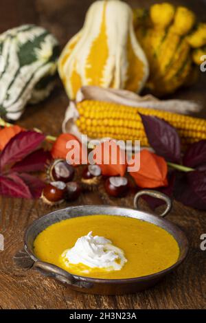 Zuppa di zucca su legno scuro Foto Stock