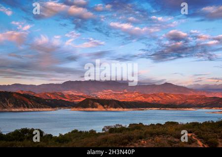 Tramonto al lago Cachuma, Santa Ynez Valley, Santa Barbara County, California Foto Stock