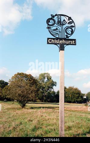 Cartello del villaggio su Chislehurst Common, nel London Borough di Bromley, South East England Foto Stock