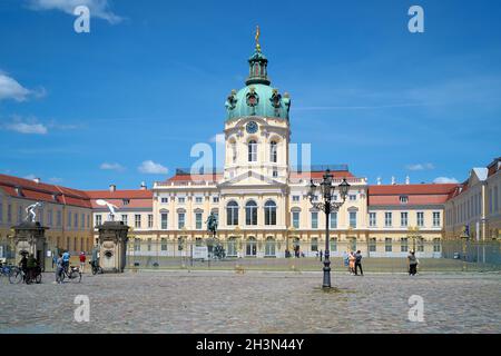 I turisti si trovano di fronte allo storico Palazzo Charlottenburg di Berlino Foto Stock