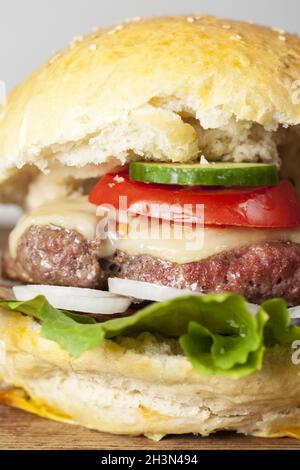 Hamburger fatti in casa su legno rustico Foto Stock