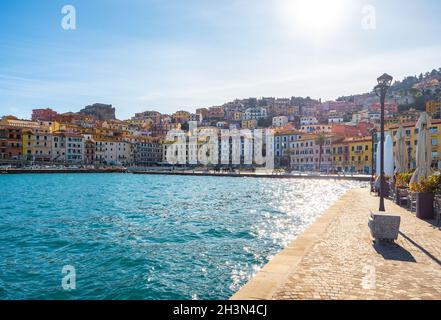 Monte Argentario (Italia) - veduta del monte Argentario sul mare di Tirreno, con i piccoli centri abitati; provincia di Grosseto, regione Toscana. Qui Porto Santo Stefano. Foto Stock