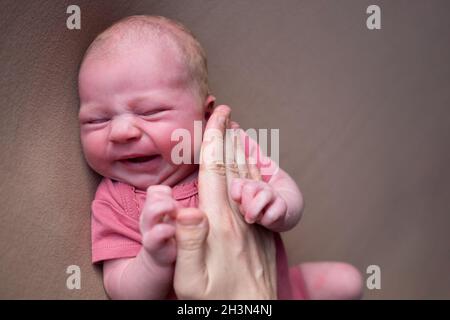 Bambino ragazzo piangendo mentre si posa per il suo primo ritratto Foto Stock