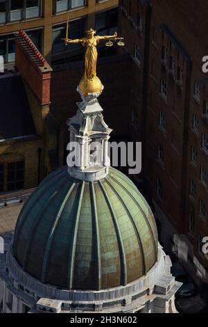 Regno Unito, Londra, Scales of Justice on Central Criminal Courts of England and Wales Foto Stock