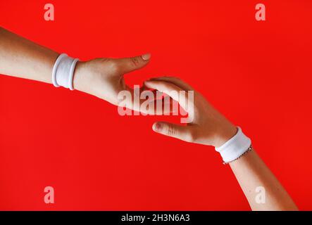 Dia una mano d'aiuto Foto Stock