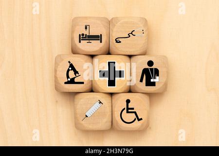 Cure mediche come simbolo su cubi di legno Foto Stock