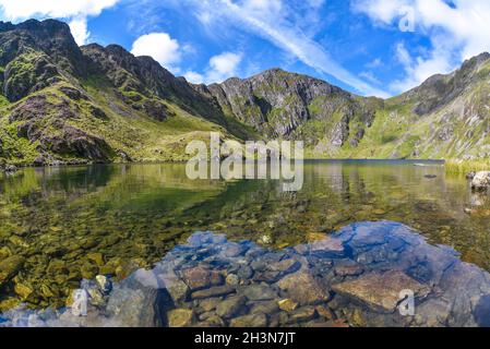 Llyn Cau e Cadair Idris, montagna nel Parco Nazionale di Snowdonia. Foto Stock