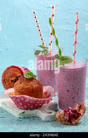 Muffin fatti in casa con ribes nero e frullato di frutti di bosco. Foto Stock