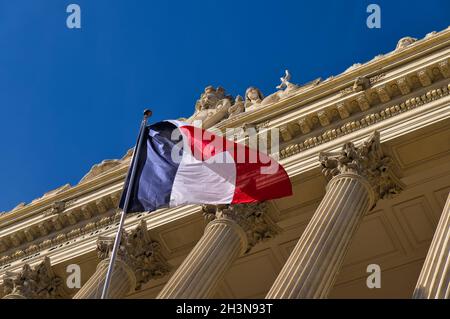 Unione europea e bandiera francese con edificio neoclassico sullo sfondo Foto Stock