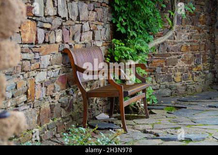 Una panchina vicino alle rovine del castello di Thurant (Burg Thurant, anche Thurandt o Thurand) sopra i villaggi di Alken sulla Mosella in Germania Foto Stock