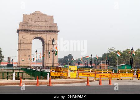 DELHI, INDIA - 24 GENNAIO 2017: Vista della porta dell'India dietro le barriere della polizia di Delhi a Nuova Delhi. Foto Stock