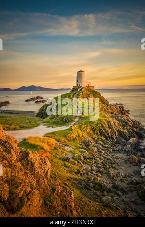 TWR Mawr Lighthouse sull'isola di Llandwyn, Snowdonia al bellissimo tramonto. Questo è uno dei luoghi migliori da visitare in Anglesey. Foto Stock