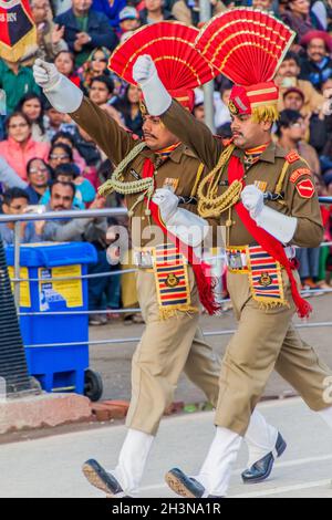 WAGAH, INDIA - 26 GENNAIO 2017: Guardie di confine alla cerimonia militare al confine India-Pakistan a Wagah in Punjab, India. Foto Stock