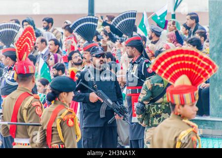 WAGAH, INDIA - 26 GENNAIO 2017: Guardie di confine alla cerimonia militare al confine India-Pakistan a Wagah in Punjab, India. Foto Stock