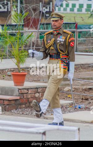 WAGAH, INDIA - 26 GENNAIO 2017: Membro della forza di sicurezza di confine alla cerimonia militare al confine India-Pakistan a Wagah in Punjab, India. Foto Stock