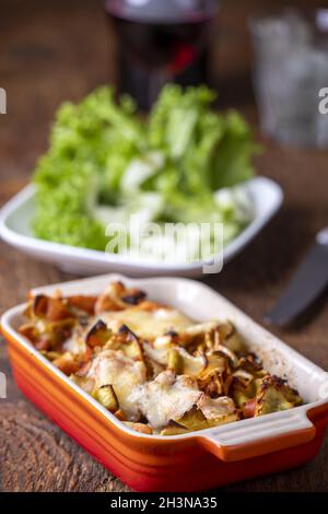 Pasta gratinata su legno scuro Foto Stock