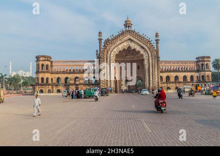 LUCKNOW, INDIA - 3 FEBBRAIO 2017: Porta di Rumi Darwaza a Lucknow, stato dell'Uttar Pradesh, India Foto Stock