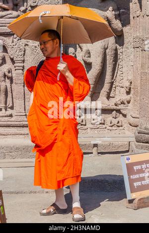 AJANTA, INDIA - 6 FEBBRAIO 2017: Il monaco buddista visita le grotte scavate in una scogliera in Ajanta, stato Maharasthra, India Foto Stock