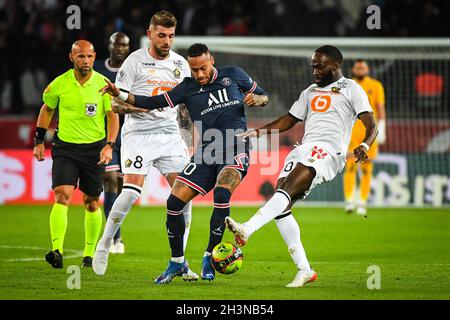 Parigi, Francia. 29 ottobre 2021. XEKA di Lille, NEYMAR JR di PSG e Jonathan IKONE di Lille durante la partita Ligue 1 tra Paris Saint-Germain (PSG) e Lille OSC (LOSC) allo stadio Parc des Princes il 29 ottobre 2021 a Parigi, Francia. (Credit Image: © Matthieu Mirville/ZUMA Press Wire) Foto Stock