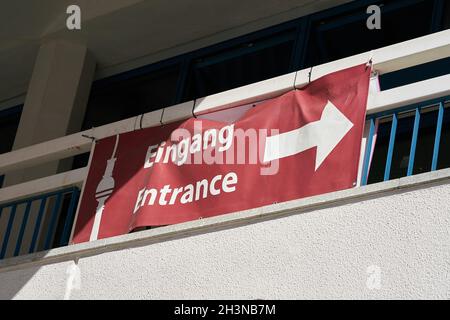 Guida all'ingresso della torre della televisione su Alexanderplatz A Berlino Foto Stock