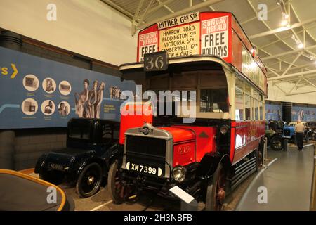 Red London autobus a due piani in negozio Regno Unito Harrow Road Paddington Victoria Street Camberwell New Gate Domenica Herald Old Victorian Foto Stock