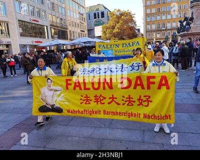 Monaco, Baviera, Germania. 29 ottobre 2021. In un'esposizione di politica internazionale in Germania, il gruppo di 'meditazione' Falun Dafa/Falun Gong ha organizzato una grande dimostrazione contro il Partito Comunista Cinese a Monaco. I gruppi Falun Gong e Dafa sono visti in tutto il mondo, in particolare negli Stati Uniti, come ''culti'' con il gruppo mediatico della Nuova Dinastia Tang come un'estensione di essi che, mentre in opposizione al PCC, si allinea con movimenti antidemocratici, cospirati, di estrema destra e di estrema destra nell'ovest. Credit: ZUMA Press, Inc./Alamy Live News Foto Stock